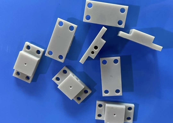 Alumina Nitride Ceramic Parts 15KV/mm Διηλεκτρική Αντοχή 4,5-5,5x10-6/K