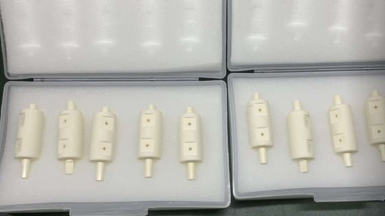 Υψηλή διηλεκτρική σταθερότητα υψηλό μονούλο Youngs Al2O3 κεραμική υψηλή κάμψη αντοχή